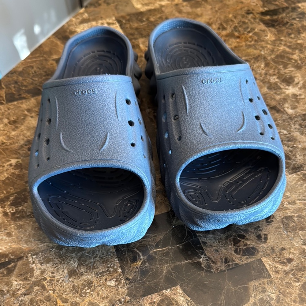 CROCS Echo grey slides mens 9 women’s 11 Comfortable great used condition. 8/10